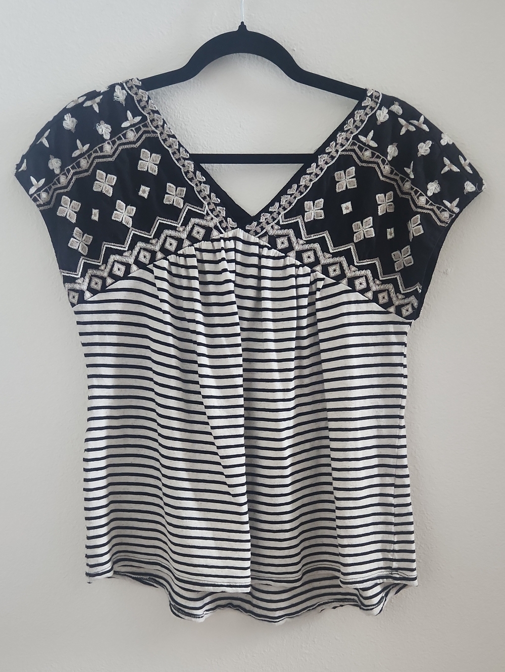 Lucky Brand Black & White Embroidered V-Neck Cap Sleeve Tee